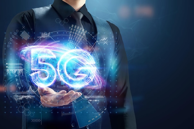 Sobre la mano del holograma 5G empresario, fondo creativo. Concepto de red 5G, internet móvil de alta velocidad, redes de nueva generación. Técnica mixta.