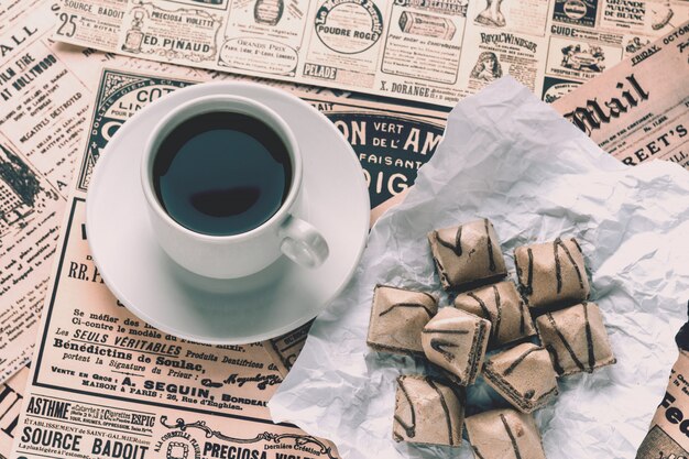 Foto sobre la mesa se colocan viejos periódicos amarillentos con noticias y anuncios