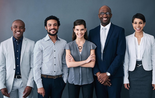 Sobre nosotros personas y felices en retrato en estudio sobre fondo gris con orgullo por el trabajo en equipo y la colaboración Diversidad de empleados y sonrisa con confianza para proyectos de asociación y negocios