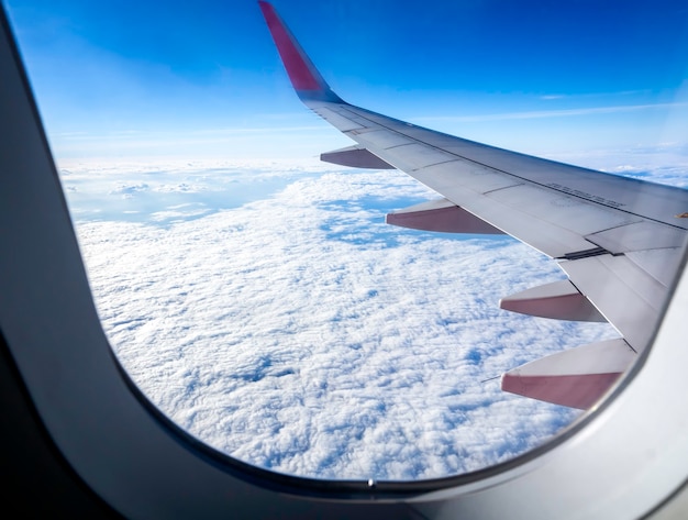 Sobre la nube, cielo asombroso con ala de avión, vista desde la ventana del avión