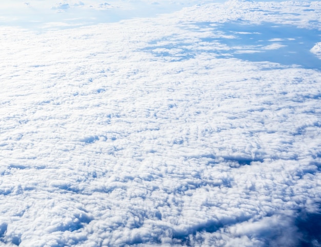 Sobre la nube, increíble vista del cielo desde la ventana del avión