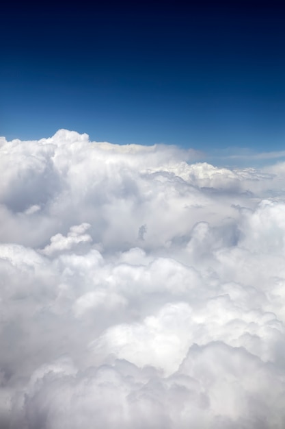 Sobre las nubes blancas