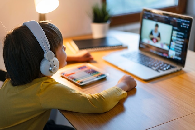 Foto sobre o ombro de uma criança fazendo cursos virtuais