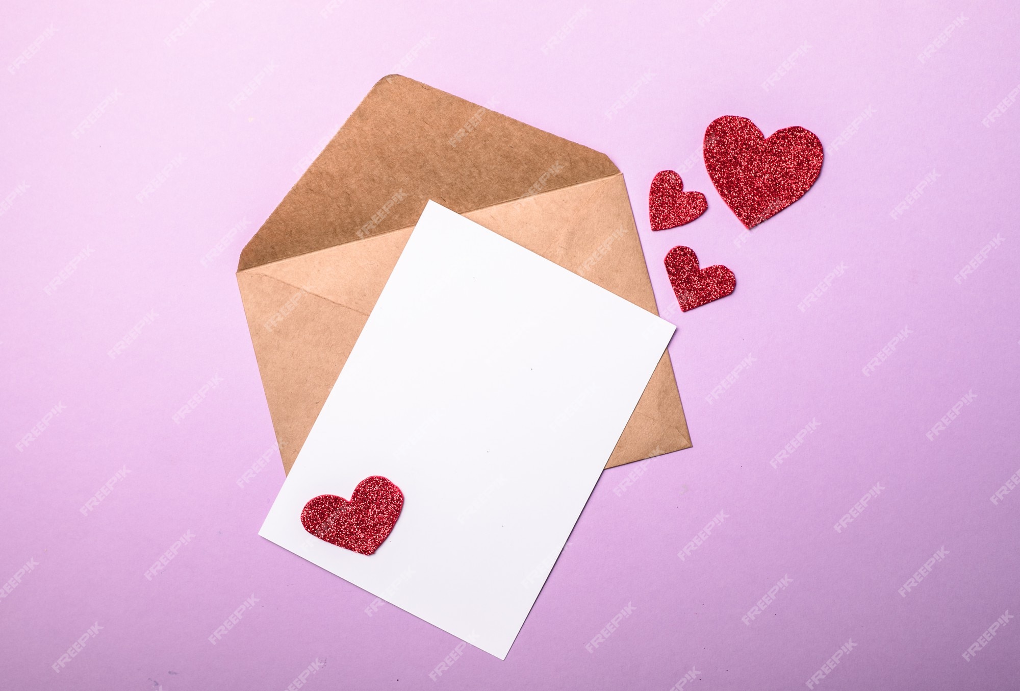 Carta De Amor Romantica Sobre de papel con corazones de san valentín sobre fondo morado. vista  plana endecha, superior. carta de amor romántica por concepto de día de san  valentín. | Foto Premium