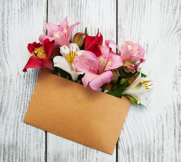 Sobre de papel con flores de alstroemeria.