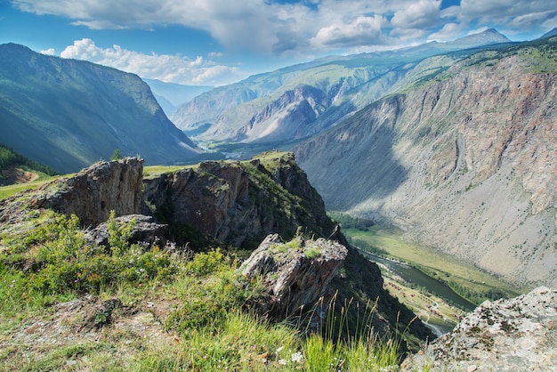 Sobre un profundo desfiladero de montaña