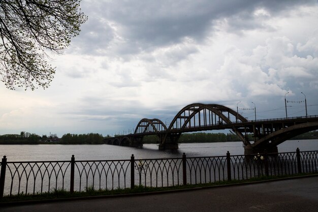 Sobre el puente del automóvil que cruza el río Volga a principios de julio por la mañana. Rybinsk, Rusia