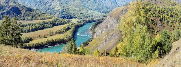 Sobre el río Katun en la vista de otoño de las montañas de Altay