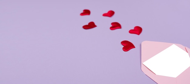 Foto sobre rosa y corazones que salen volando sobre un fondo morado plano
