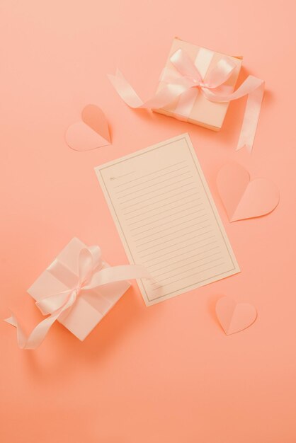 Sobre de tarjeta de felicitación del día de la mujer con decoración artesanal en forma de corazón concepto de celebración sorpresa de carta de amor