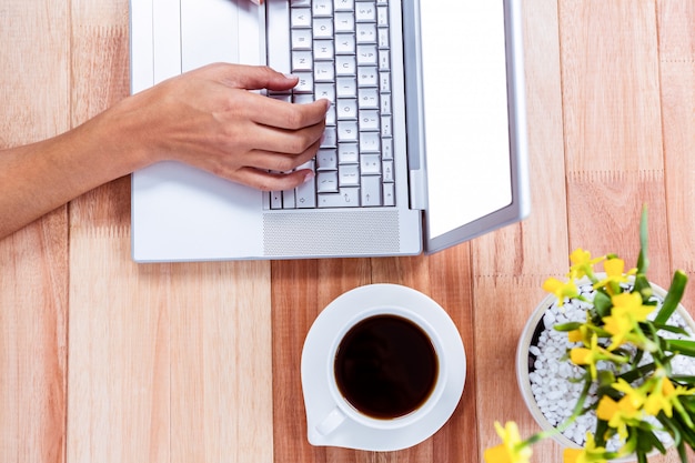 Sobrecarga da mão feminina usando laptop