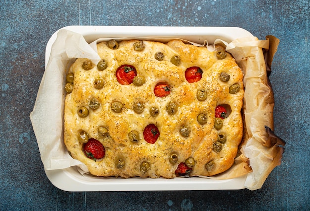 Sobrecarga de focaccia de pan plano casero italiano tradicional