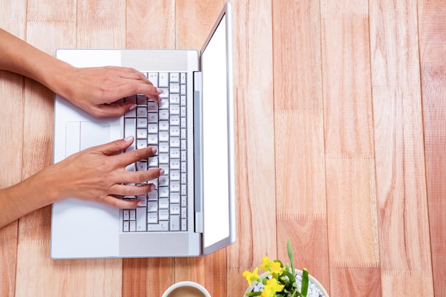 Foto sobrecarga de manos femeninas usando laptop