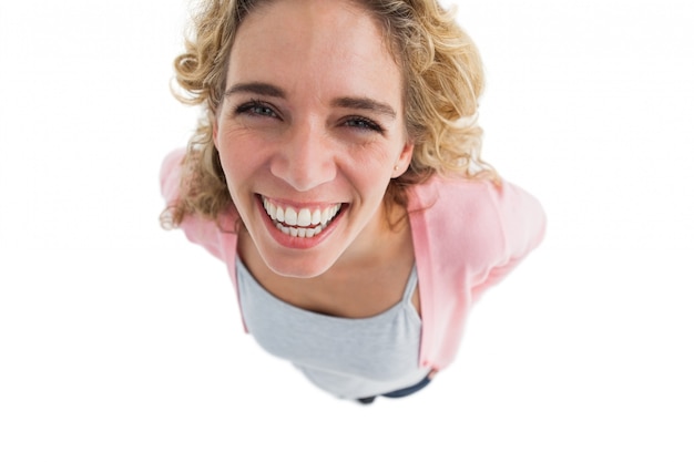 Foto sobrecarga de mujer alegre de pie