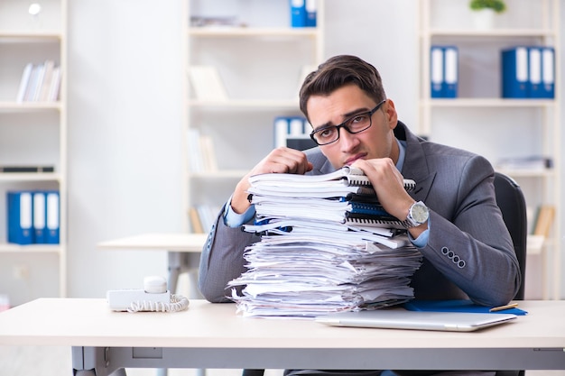 Foto sobrecarregado com trabalho empregado sob carga de papelada