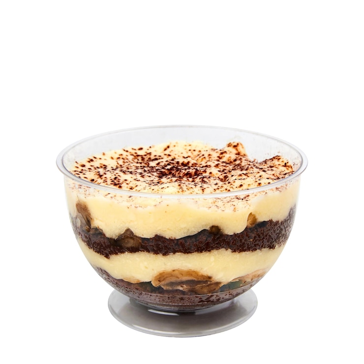 Foto sobremesa à base de bolo de esponja de chocolate combinado com creme e fatias de banana fresca