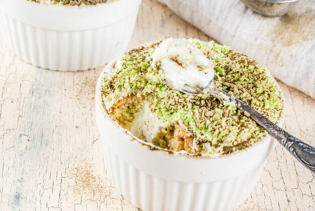 Sobremesa asiática na moda, verde matcha tiramisu