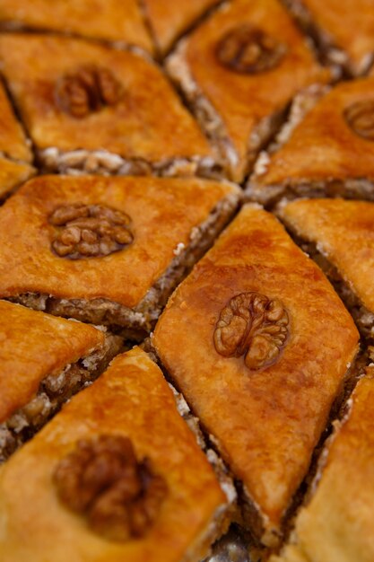 Sobremesa baklava de doces orientais decorada com nozes