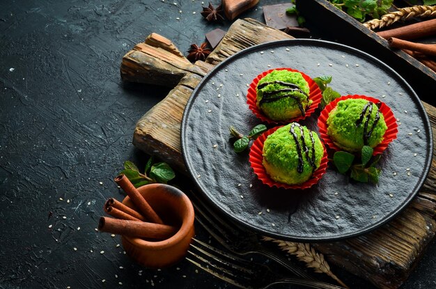 Sobremesa Bolos verdes de chocolate com coco Doces Vista superior Estilo rústico