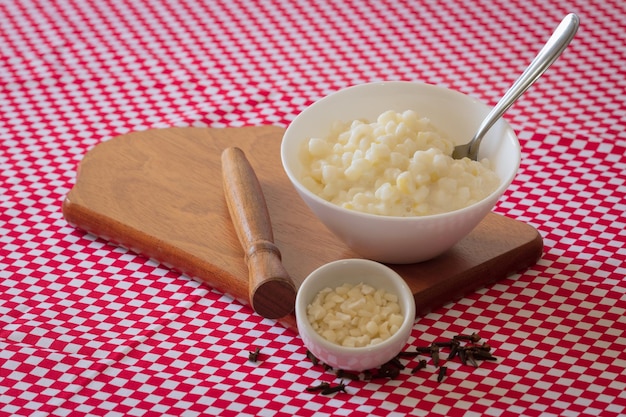 Sobremesa brasileira doce canjica de milho branco com pacoca doce brasileiro de inverno da festa Junina