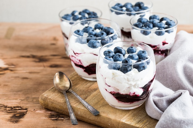 Sobremesa caseira com iogurte grego e creme, geléia de mirtilo e bagas frescas de mirtilo