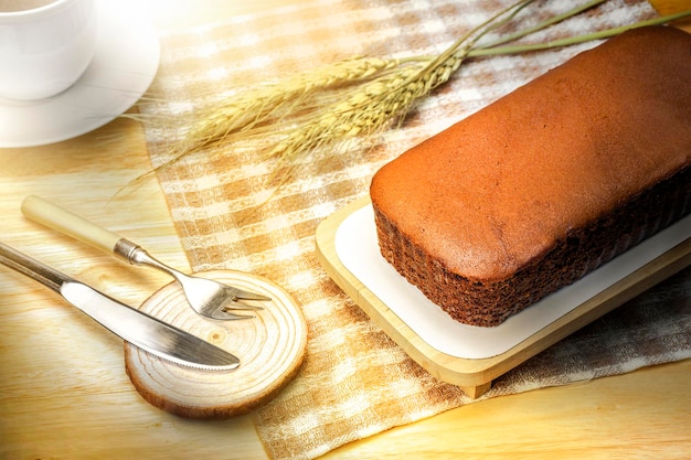 Sobremesa caseira de bolos de chocolate em uma mesa de madeira à luz da manhã