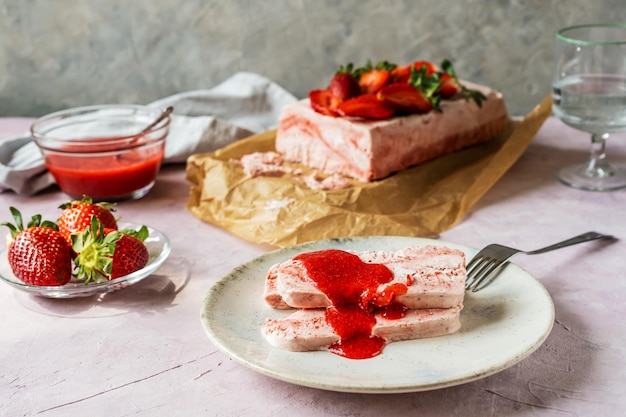 Sobremesa caseira italiana semifreddo com molho de morango sobremesa fria como um sorvete