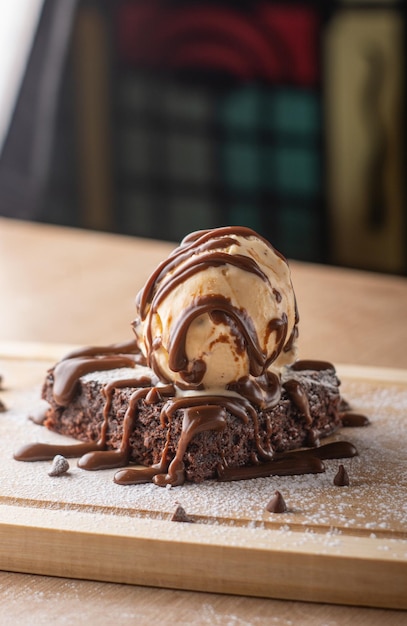 Foto sobremesa chamada brownie com gelado e açúcar incrível em diferentes ângulos