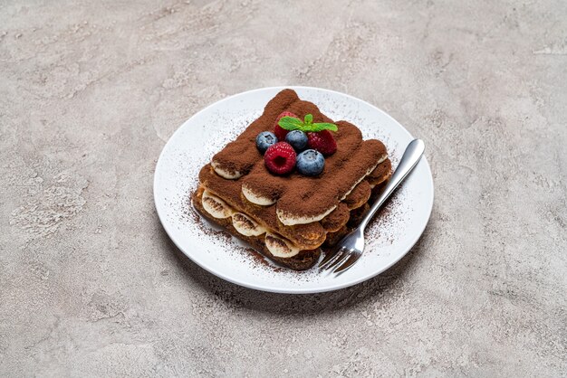 Sobremesa clássica de tiramisu com frutas vermelhas