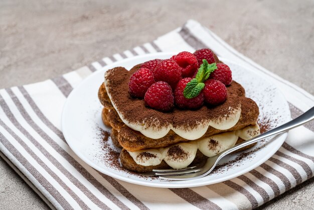 Sobremesa clássica de tiramisu com frutas vermelhas