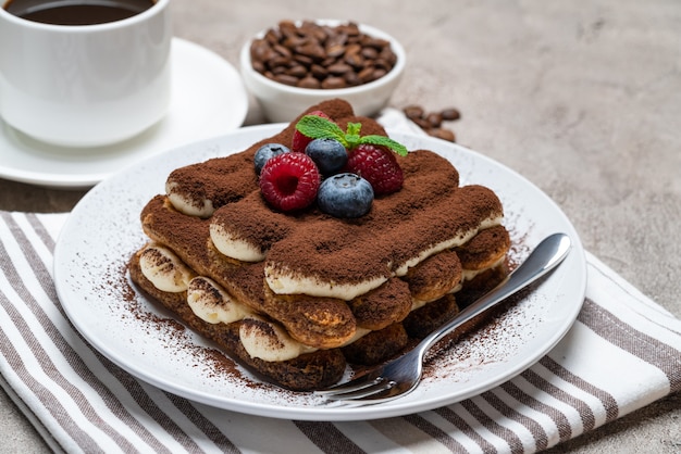 Sobremesa clássica de tiramisu com frutas vermelhas