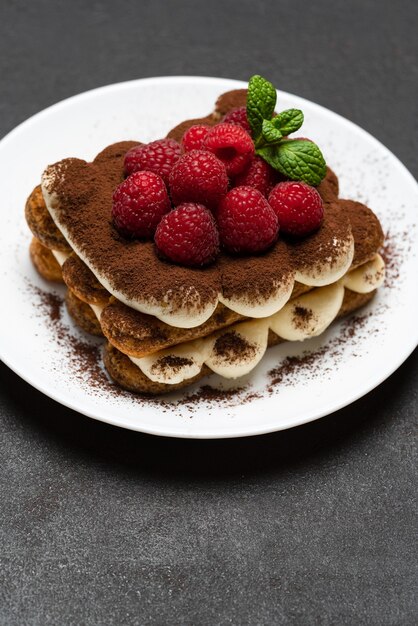 Sobremesa clássica de tiramisu com frutas vermelhas