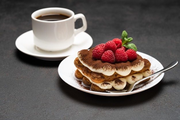 Sobremesa clássica de tiramisu com frutas vermelhas