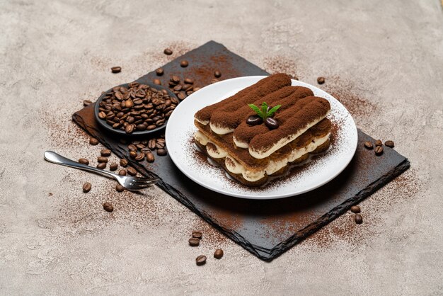 Sobremesa clássica de tiramisu na placa de cerâmica em concreto