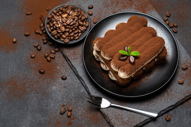 Sobremesa clássica de tiramisu na placa de cerâmica na superfície de concreto