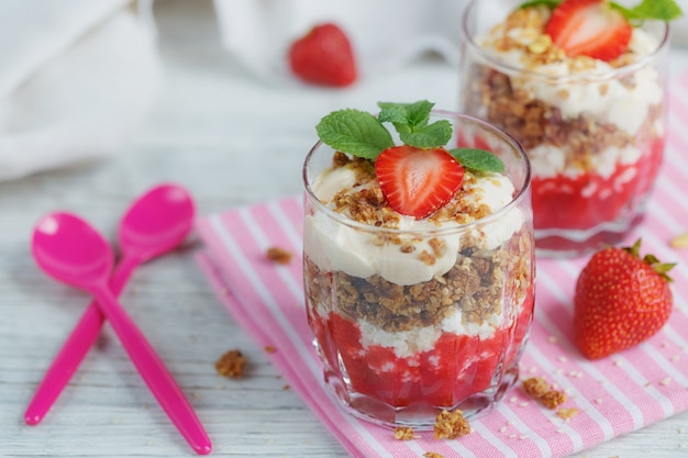 Sobremesa com frutas frescas, queijo cottage, granola e geléia de frutas