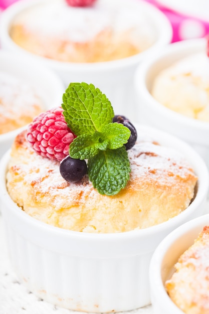 Sobremesa com frutas vermelhas e decoração de menta em racletes brancas