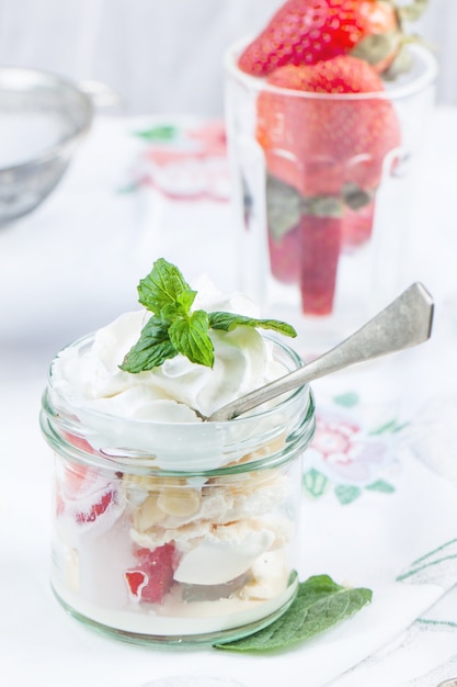 Sobremesa com merengue e frutas