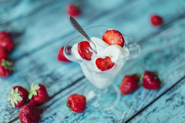 sobremesa de açúcar com sorvete e frutas vermelhas