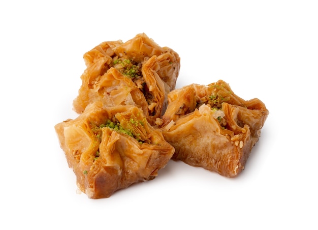 Sobremesa de baklava com pistaccio isolado no fundo branco