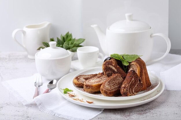 Foto sobremesa de biscoito de chocolate em um prato branco sobre fundo branco