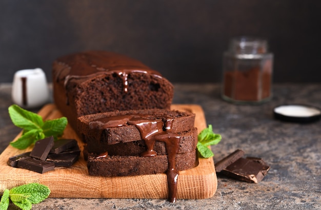 Sobremesa de brownie com menta e calda de chocolate