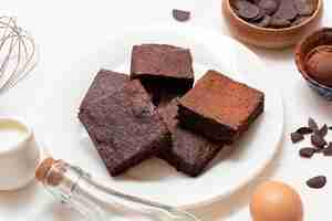 Foto sobremesa de brownie de chocolate em um prato ou fundo ou com ingredientes