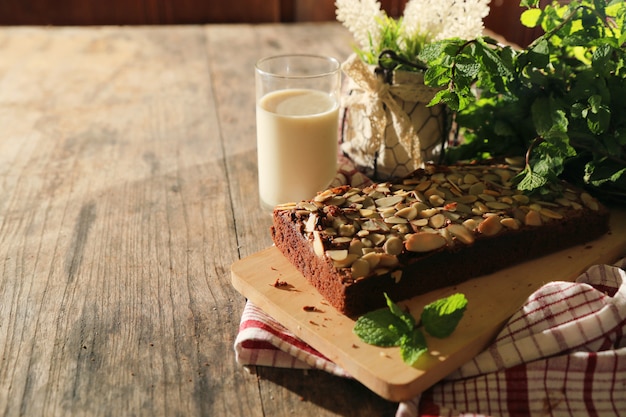 sobremesa de brownies de chocolate com amendoim de amêndoa