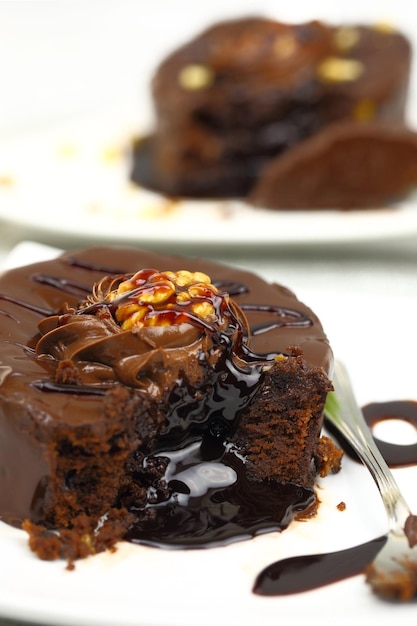 Foto sobremesa de chocolate com chocolate derretido escorrendo por dentro