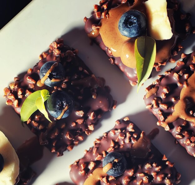 Sobremesa de chocolate com nozes e frutas frescas. Lanche doce para biscoito de café em esmalte e migalhas de nozes com frutas.