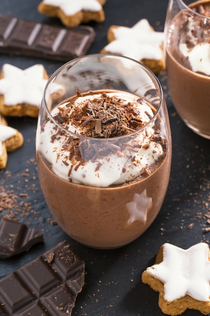 Foto sobremesa de chocolate de natal servida em copo