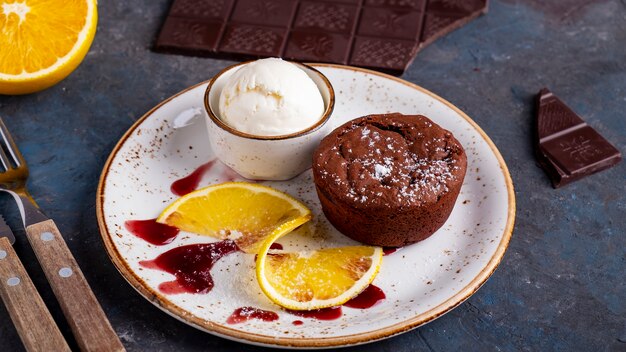 Sobremesa de chocolate doce: fondant de chocolate com sorvete.