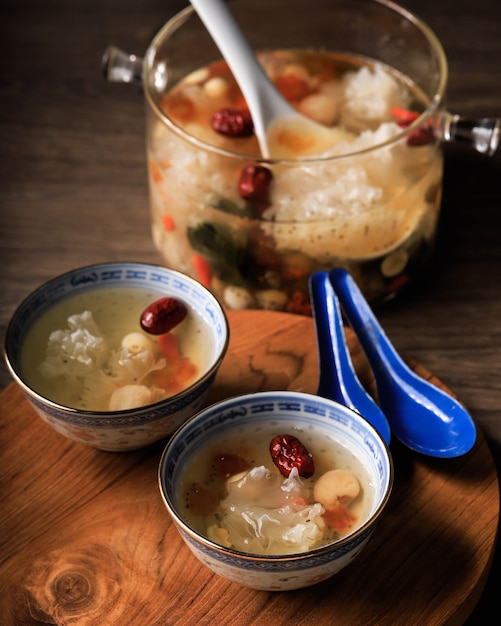 Sobremesa de colágeno triplo com goma de pêssego (Tao Jiao), bebidas refrescantes tradicionais chinesas com goma de pêssego, ninho de pássaro, tâmaras vermelhas, fungo da neve, bagas de goji e açúcar rochoso