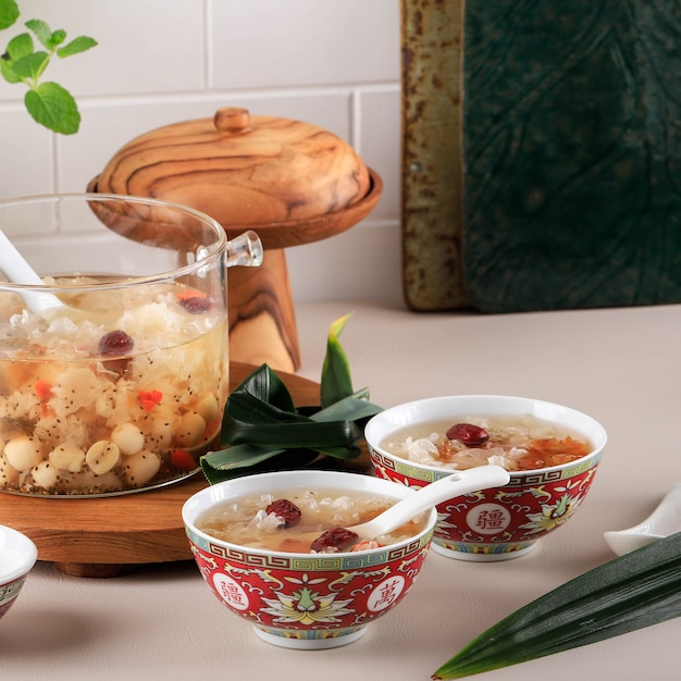 Sobremesa de colágeno triplo com goma de pêssego (Tao Jiao), bebidas refrescantes tradicionais chinesas com goma de pêssego, ninho de pássaro, tâmaras vermelhas, fungo da neve, bagas de goji e açúcar rochoso